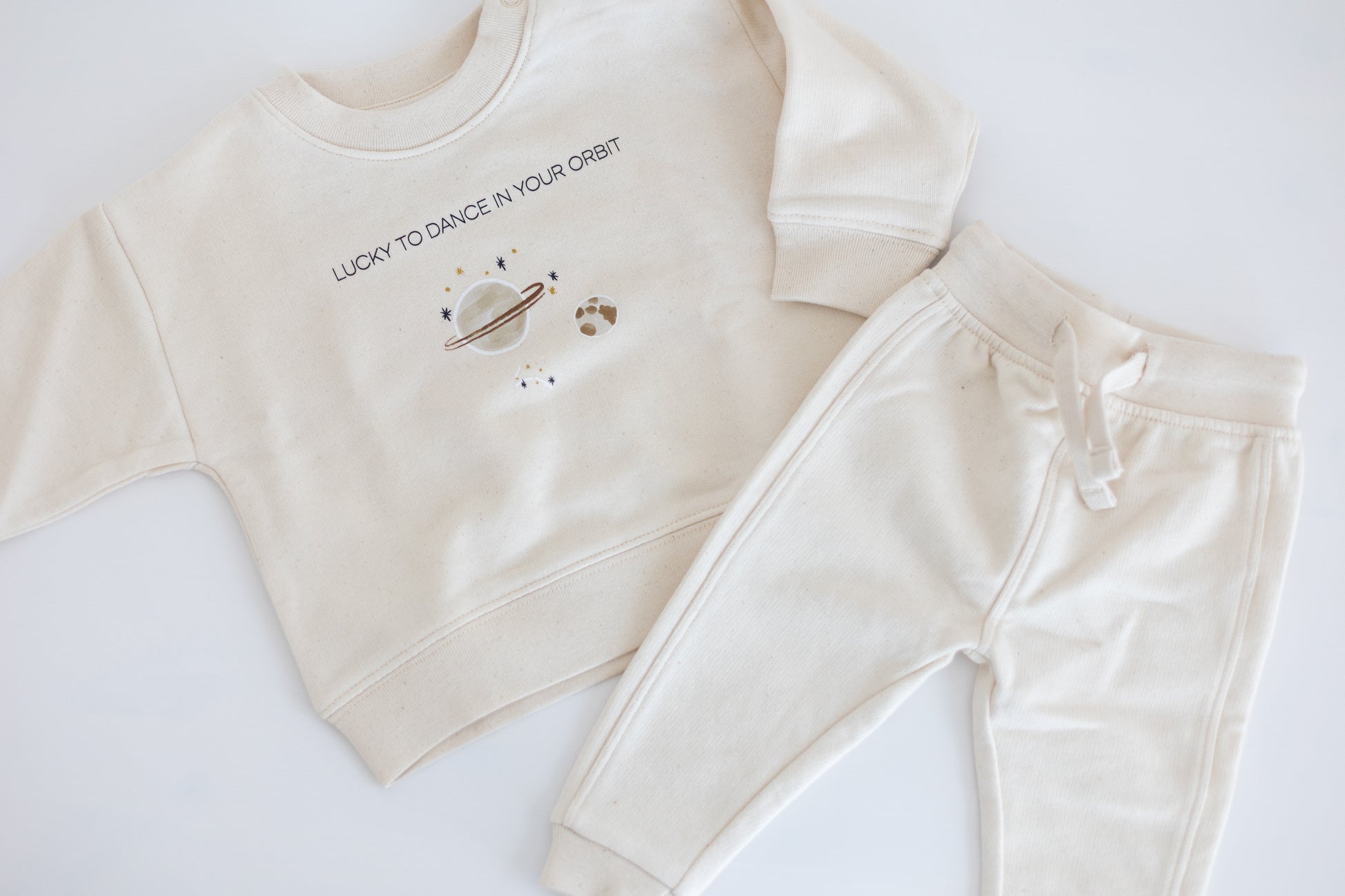 Kinderkleidung Sweatshirt Pullover Hose Musselin Stoffe minimalistisch zeitlos Rakete Planet Saturn Sterne Stoffe French Terry Jersey Regenbogen rainbows